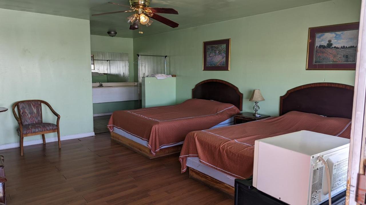 Canadian Inn Bagian luar foto