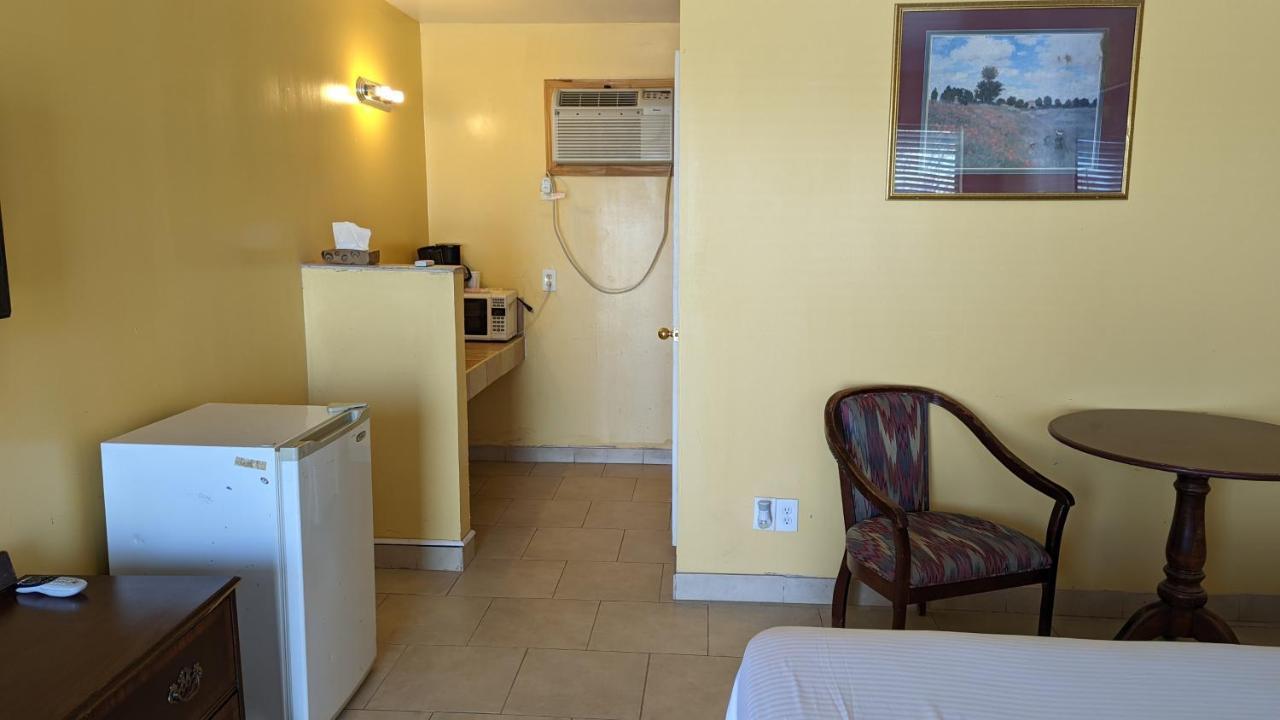 Canadian Inn Bagian luar foto