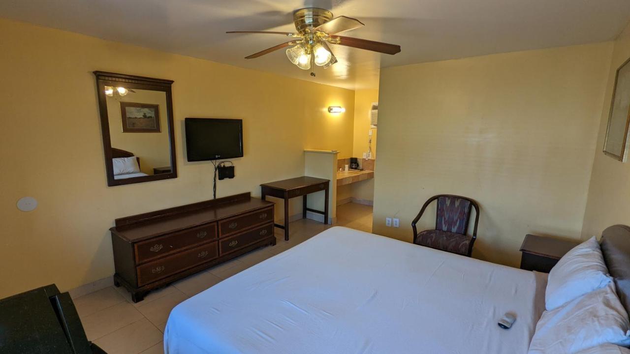 Canadian Inn Bagian luar foto